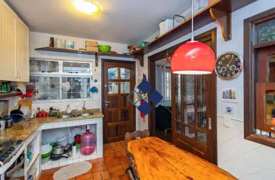 Sobrado em condomínio fechado, 3 quartos, em localização privilegiada do orleans, curitiba, pr