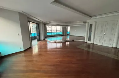 Excelente apartamento de 4 quartos com garagem no coração da cidade!