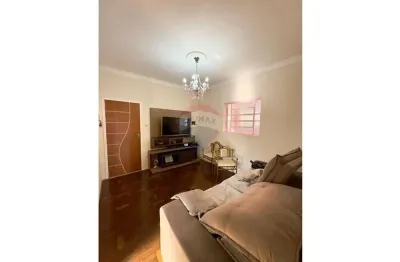 Casa no bairro chapada com localização de grande potencial para fins comerciais ou moradia!!
