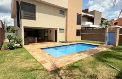 Linda casa moderna disponível para locação em condomínio fechado.