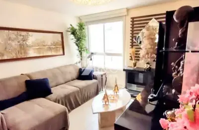 Este excelente apartamento mobiliado e decorado no centro da cidade foi projetado para ser prático, moderno e estiloso, aproveitando o espaço de maneira eficiente para quem vive em áreas urbanas e des