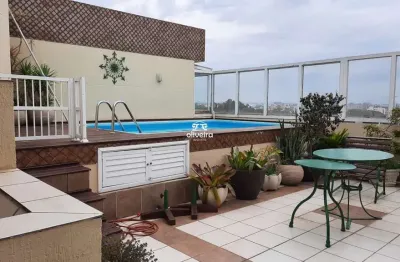 Cobertura duplex no centro com 3 dormitórios, terraço e piscina.