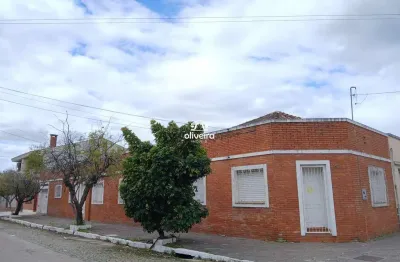 Casa com 4 quartos para alugar no Centro, Pelotas 