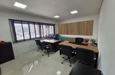 Ampla sala comercial com dois banheiros e vaga à venda no centro