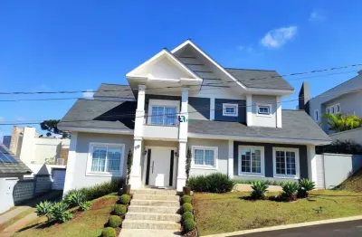 Ampla casa de alto padrão à venda em condomínio com 4 suítes e 4 vagas de garagem
