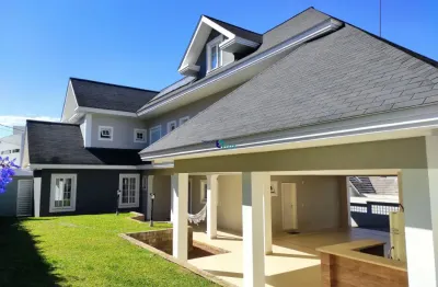 Ampla casa de alto padrão à venda em condomínio com 4 suítes e 4 vagas de garagem