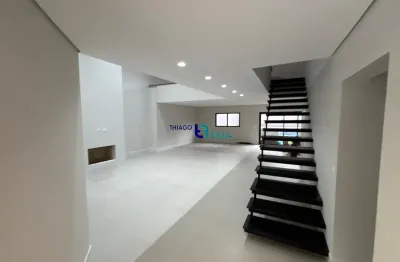 Casa nova com 4 suítes e piscina ao lado do parque barigui , no bairro mercês