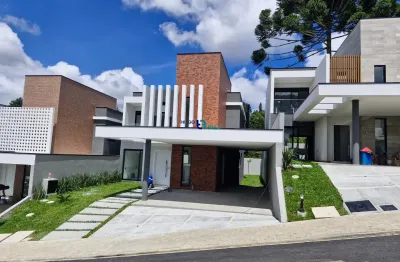 Casa em condomínio com 3 suítes e quintal próximo ao Parque Barigui