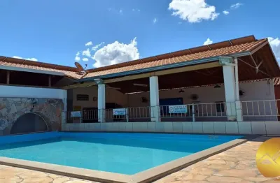 Chalé 3 quartos, 2 suítes, mobiliado em condomínio com piscina e ótima área de lazer