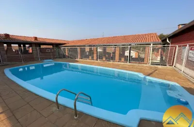 Com 3 quartos, sendo 1 suíte, sala, cozinha ampla com armários, piscina, churrasqueira