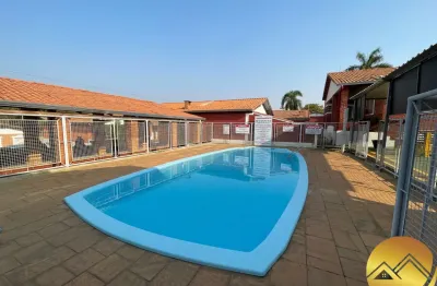 Chalé em caldas novas em condomínio com piscina,  2 quartos, suíte, sala ampla