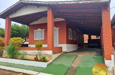 Chalé em caldas novas em condomínio com piscina! com 2 quartos,  varanda ampla com churrasqueira