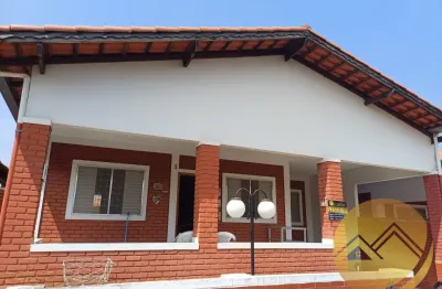 Chalé em caldas novas com 5 quartos sendo 2 suítes, todo na laje, sala ampla, cozinha com armários