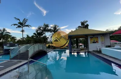 Encante-se com este lindo apartamento totalmente reformado, com 2 quartos,  sacada com vista para as piscinas