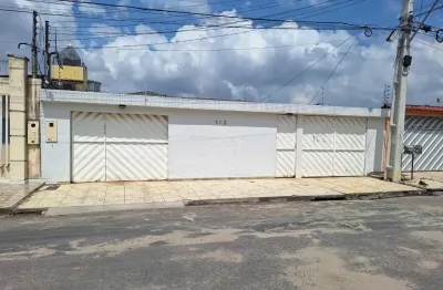 Vende-se casa ampla no bairro flores com 3 suites e area goumert