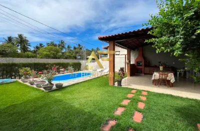 Casa aconchegante, com piscina, perto da praia e do shopping.