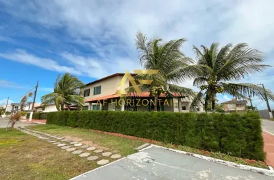Casa aconchegante, com piscina, perto da praia e do shopping.