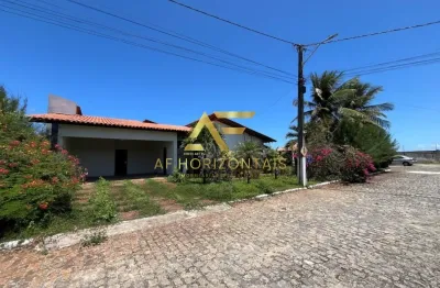 Casa espaçosa, com ampla área externa (2 lotes), no condomínio praias do sul 1.