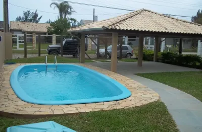 Casa de 4 dormitórios com piscina e playground para alugar na temporada de verão - centro, xangri-lá