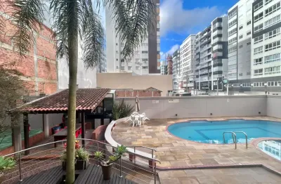 1 quarto prédio com piscina e quadra poliesportiva a 100 metros do mar em capão da canoa