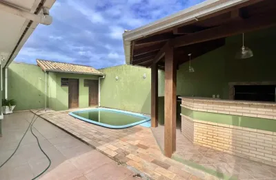 Casa 4dorm. com piscina e quiosque com churrasqueira no centro de xangri-la