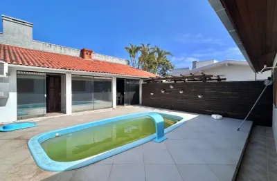 Casa com 4dormitórios com piscina e ar-condicionado no centro de xangri la