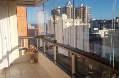 Lindo apartamento com sacada e vista liberada para a cidade