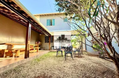 Casa geminada com 3 quartos sendo 1 suíte à venda — 284m² — próxima à rua érico veríssimo