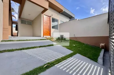 Casa moderna e imponente c/ 3 quartos c/ suite, possui 180m², 2 vagas de garagem, bairro por do sol / lagoa santa.