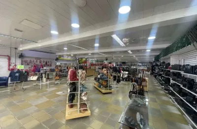 Loja com estacionamento em avenida como forte fluxo de carros e pedestres