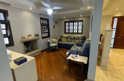 Sobrado espaçoso em residencial tranquilo - 4 quartos, 2 suítes e área de lazer