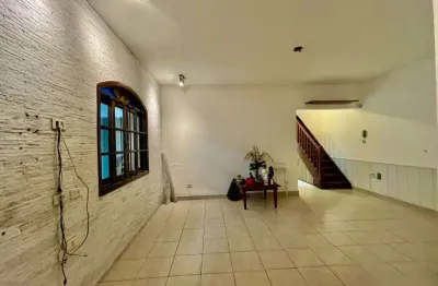 Casa de Família, 3 Casas no Mesmo Terreno com 8x30m, ótimo estado, ótima localização, Pronta para Morar/Investir