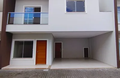 Linda casa geminada em condomínio fechado no bom retiro!