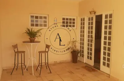 Casa aconchegante com 3 quartos (1 suíte), quintal e jardim na frente!