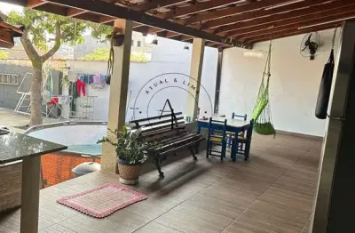 Charmosa Casa com 2 Quartos, Edícula e Amplo Quintal - Ambientes Frescos e Arejados