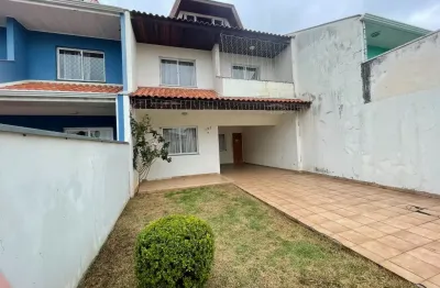 Sobrado triplex com amplo espaço de quintal em santa felicidade - estuda permuta