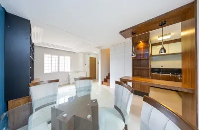 Sobrado em condomínio no Barreirinha com móveis planejados, ar condicionado e garagem para 2 veículos