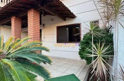 Casa linear com piscina e espaço gourmet – próxima ao centro