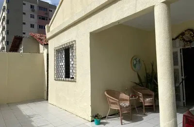 Uma linda casa no monte castelo , com 3 quartos, sala ampla, excelente localização