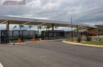 Terreno leve declive de 452 m² com vista panorâmica em condomínio fechado.