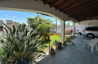 Casa ampla para venda com edícula e excelente localização em peruíbe!