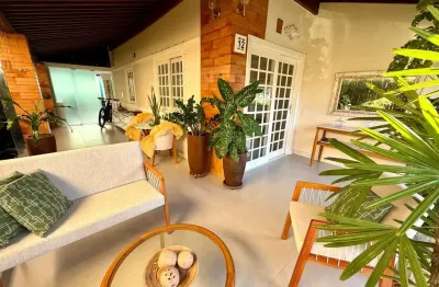 Casa alto luxo 435m², suíte master com closet e hidromassagem, piscina privativa, fino acabamento, climatizada, área gourmet, finamente decorada!