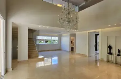 Alphaville i 1650m², fino acabamento 6 suítes, 5 com closet, 2 suítes master, piscina privativa, climatizada, 10 vagas, academia. agende sua visita!