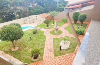 Casa com estilo colonial em condomínio fechado por r$760.000