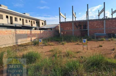 Terreno plano de 120m² em rua asfaltada com sol da manhã