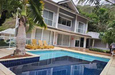 Casa 6 quartos - 504 m2 - 3 suítes - pisicina - quadras de tenis e futebol - sauna - salão de festass