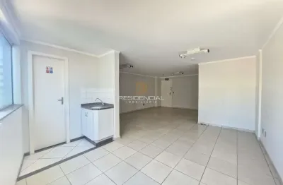Sala comercial a venda no centro com 01 banheiro, cozinha, 02 elevadores