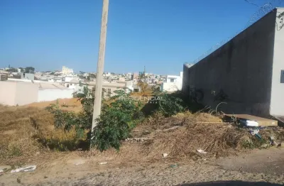 Terreno à venda na Rua Noé Bueno Neto, S N, Fábio Notini, Divinópolis