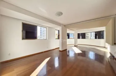 Apto a venda no centro 04 quartos 01 suite, sala ampla, cozinha, 02 vagas e elev