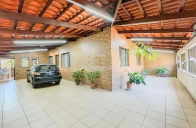 Casa a venda no b. sagrada familia 06 quartos, 02 salas, 03 cozinhas, quintal